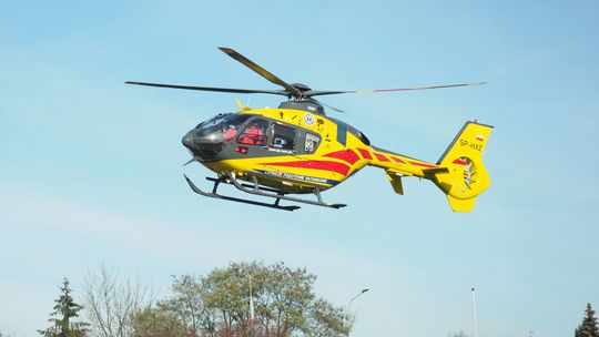 Samochód wpadł do stawu. Kierowca zdołał wyjść, ale jego życia nie udało się uratować