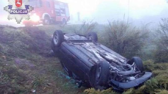 Samochód wypadł z drogi i dachował. Kierowca i pasażerowie pijani