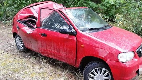 Samochód wypadł z drogi i uderzył w drzewo. Kierowca i pasażer w szpitalu