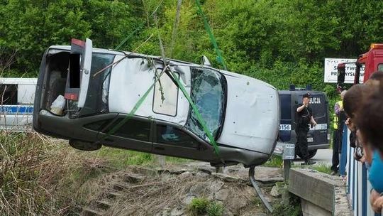 Samochód wypadł z mostu i dachował. Kierowca i pasażer uciekli. "To nie pierwszy taki wypadek"