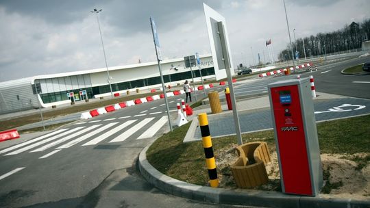 Samochód z wypożyczalni parkuje na lotnisku za darmo. "Wyjazd z parkingu nie był taki łatwy"