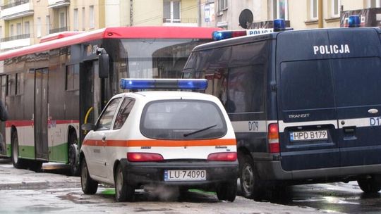 Samochód zajechał drogę autobusowi. Pasażerka w szpitalu