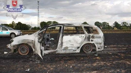Samochód zapalił się, a od niego pole. Spłonęło 1,5 hektara. 33-latek w szpitalu