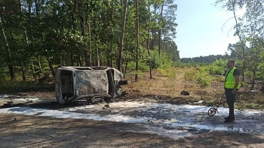 Samochód zapalił się po uderzeniu w drzewo. Na pomoc ruszyli pracownicy remontujący linię kolejową