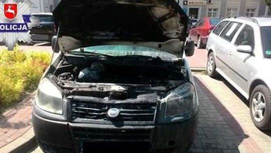 Samochód zapalił się podczas jazdy. Zareagowali policjanci 