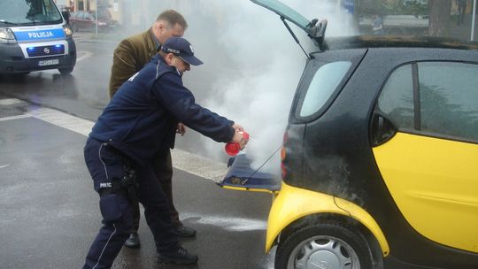 Samochód zapalił się przed komendą w Lubartowie