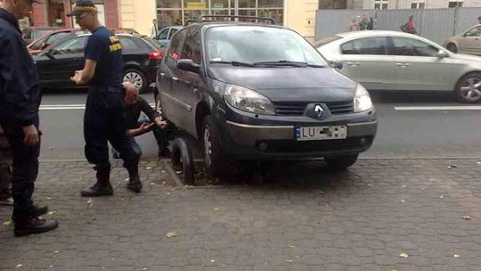 Samochód zawisł na barierce w centrum Lublina