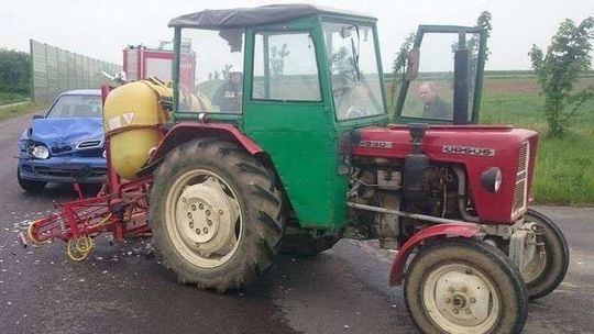 Samochód zderzył się z ciągnikiem
