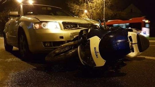 Samochód zderzył się z motocyklem. Dwie osoby w szpitalu