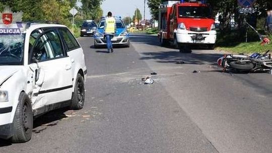 Samochód zderzył się z motocyklem. Potem motocyklista przewrócił się koło policjanta