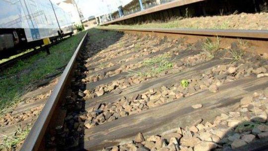 Samochód zderzył się z pociągiem na przejeździe kolejowym