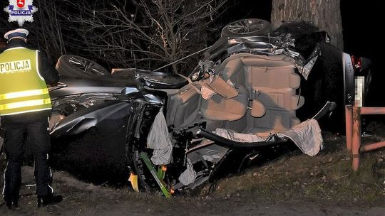 Samochód zjechał z drogi i uderzył w drzewo. 25-letni kierowca zginął na miejscu
