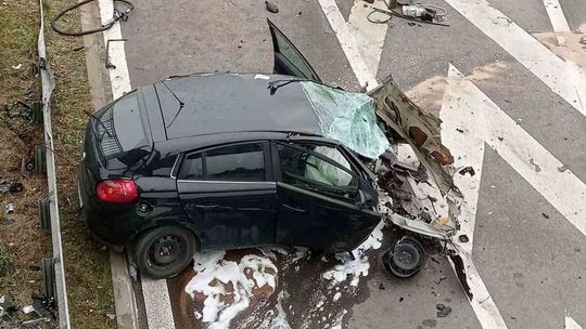 Samochód zniszczony, kierowca w szpitalu