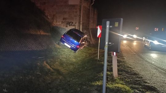 Samochodem w nasyp wiaduktu. W tym miejscu to częsty widok