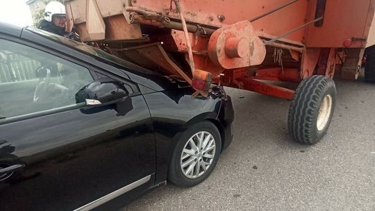 Samochodem wbił się w kombajn