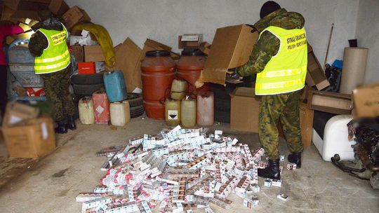 Samochodem wiózł ukryte nielegalne papierosy. Kolejne paczki miał schowane w domu