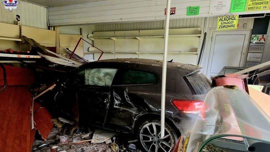 Samochodem wjechał w budynek. Pasażerka trafiła do szpitala