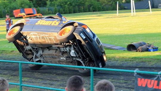 Samochodowe akrobacje. Kaskaderzy zniszczyli kilka aut