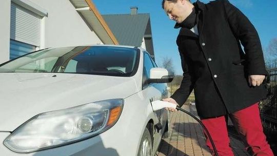 Samochody elektryczne to rewolucja w motoryzacji. Polacy wciąż się ich boją