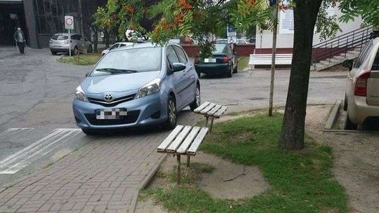 Samochody na chodniku, pacjenci nie mają jak przejść