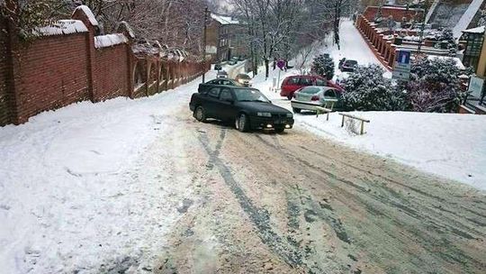 Samochody ślizgają się na ul. Dolnej Panny Marii