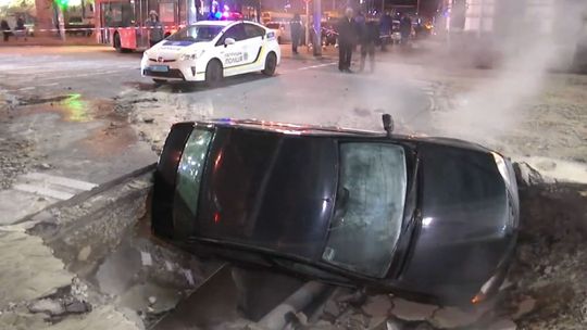 Samochody wpadły w dziury. Strumienie wody rozlały się po ulicach [wideo]