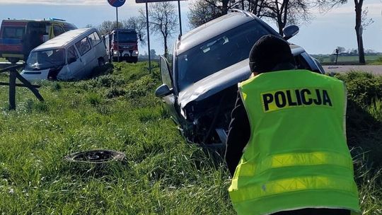 Samochody wylądowały w polu, 6 osób trafiło do szpitala