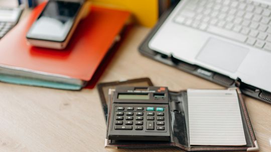 Samodzielna księgowość dla freelancerów i B2B – od czego zacząć?