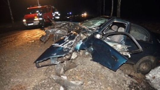 Samoklęski: 23-letni kierowca rozbił się na drzewie