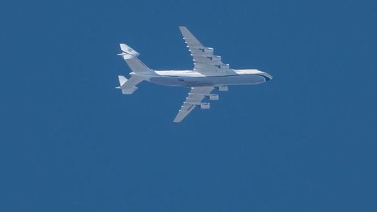 Samolot Antonov przeleciał nad Lublinem i Zamościem. Na pokładzie sprzęt zabezpieczający przed koronawirusem
