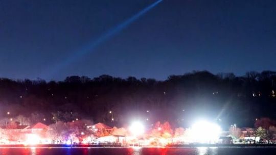 Samolot zderzył się ze śmigłowcem. Są ofiary śmiertelne