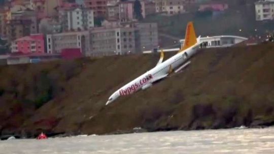 Samolot zjechał z pasa i zawisł na stromym zboczu nad morzem