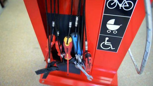 Samoobsługowa stacja naprawy rowerów. I śniadanie dla pasażerów