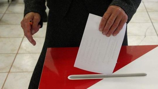 Samorządowa kiełbasa wyborcza. Wycieczki, bale, obiady - wszystko za darmo