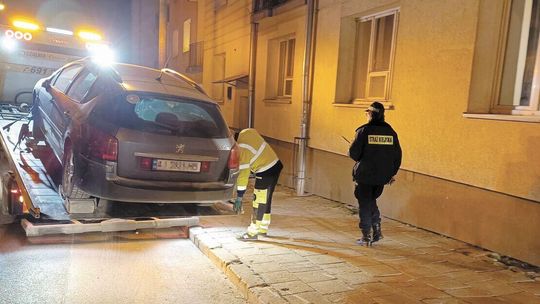 Samowolka Straży Miejskiej w Lublinie. Znaku zakazu nie było, ale samochody wywieźli na lawecie Samowolka Straży Miejskiej w Lublinie. Znaku zakazu nie było, ale samochody wywieźli na lawecie