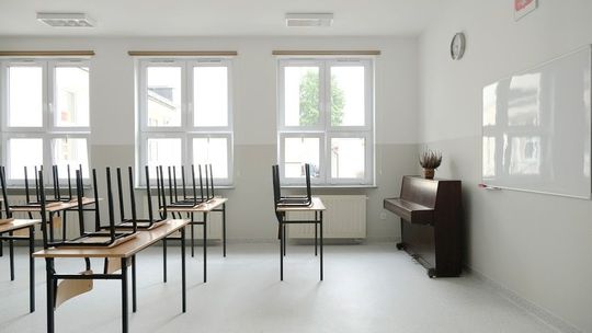 Sanepid: Decyzję o zdalnej lub hybrydowej pracy szkoły zawsze podejmuje dyrektor