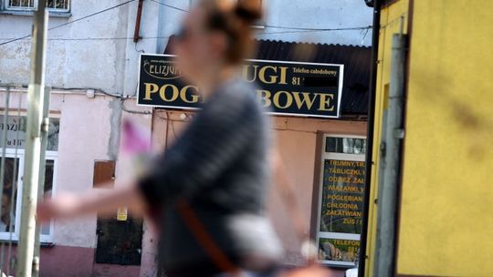 Sanepid: Tak nie wolno żegnać zmarłych