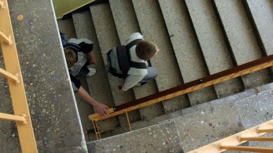 Sanepid wyciąga uczniów z piwnicy 