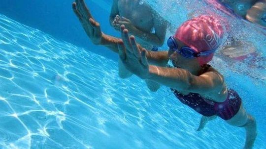 Sanepid zamknął basen. Pałeczki ropy błękitnej w wodzie