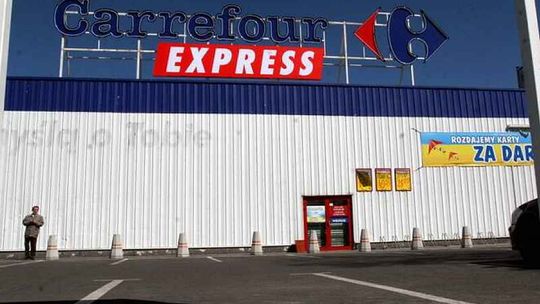 Sanepid zamknął Carrefour\'a przy Andersa przez robaki