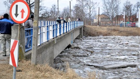 Saperzy wysadzają zator lodowy na Małej Panwi