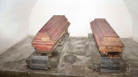 Sarkofagi z krypty w Janowie Podlaskim w konserwacji. Tu pochowano Adama Naruszewicza