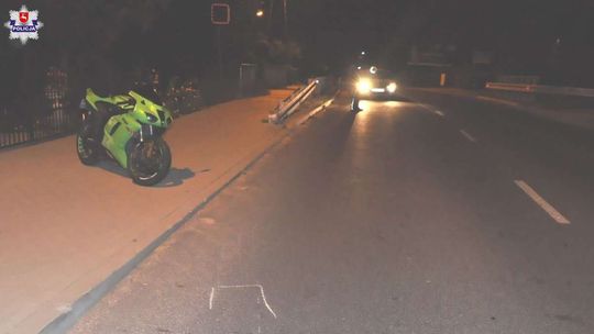 Sarna wbiegła pod motocykl. Jedna osoba została ranna