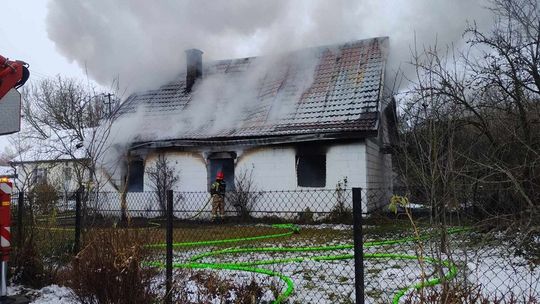 Sąsiad uratował starszą kobietę z pożaru domu. Trwa zbiórka na odbudowę 