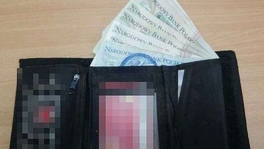 Sąsiadce upadł portfel. Przydeptał go butem, a potem zabrał