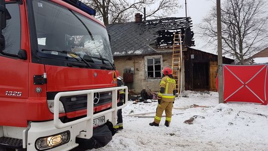 Sąsiedzi wynieśli mężczyznę z płonącego domu. Nie udało się go uratować