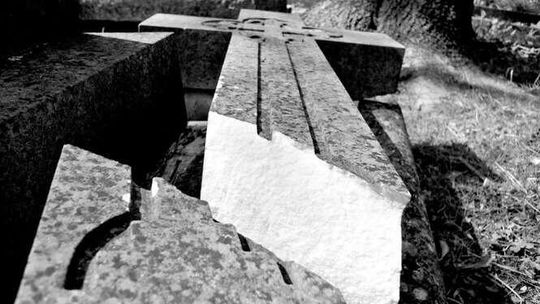 Sataniści na Roztoczu? Przewrócone krzyże, pomalowany kościół, zniszczony witraż