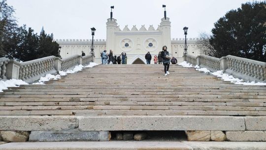 Schody do Zamku trzeba naprawiać po artystycznej akcji. Okazuje się, że nie było zgody na ich pomalowanie