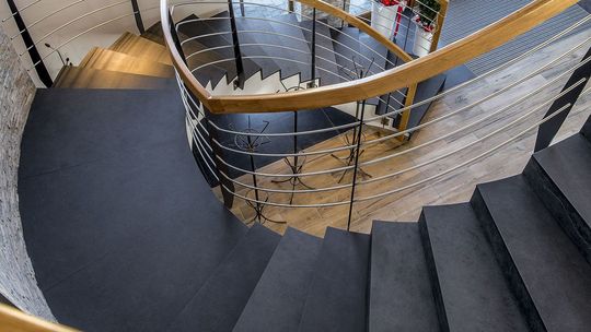 Schody marmurowe i granitowe. Czym kierować się przy wyborze