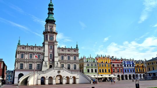 Schody przy zamojskim Ratuszu zamknięte dla turystów